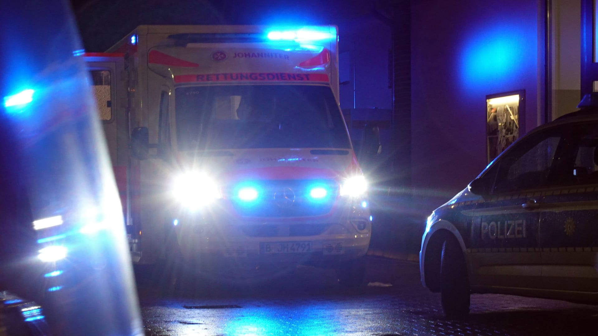 Ein Rettungswagen im Einsatz (Symbolbild): In Berlin ist ein Mann durch Messerstiche verletzt worden. Ein Rettungswagen im Einsatz (Symbolbild): In Berlin ist ein Mann durch Messerstiche verletzt worden.
