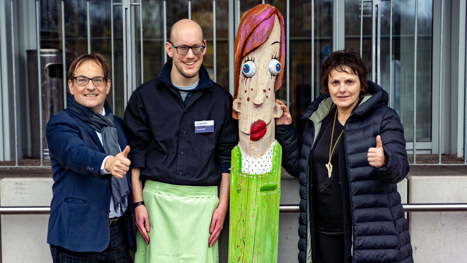 Freuen sich über die Rückkehr von "Tante Noris": Christian Schadinger (l.), Geschäftsführer der noris inklusion gGmbH, Daniel Oeder (2.v.l.) vom Café im Sebastianspital sowie Kripo-Leiterin Martina Sebald (r.). Freuen sich über die Rückkehr von "Tante Noris": Christian Schadinger (l.), Geschäftsführer der noris inklusion gGmbH, Daniel Oeder (2.v.l.) vom Café im Sebastianspital sowie Kripo-Leiterin Martina Sebald (r.).
