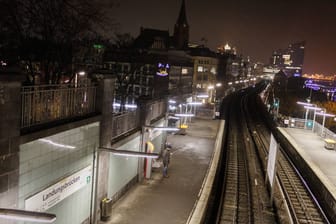 Die U-Bahnhaltestelle Landungsbrücken bei Nacht (Symbolbild): Am Zugang Hafentor wurde der Mann beschimpft.