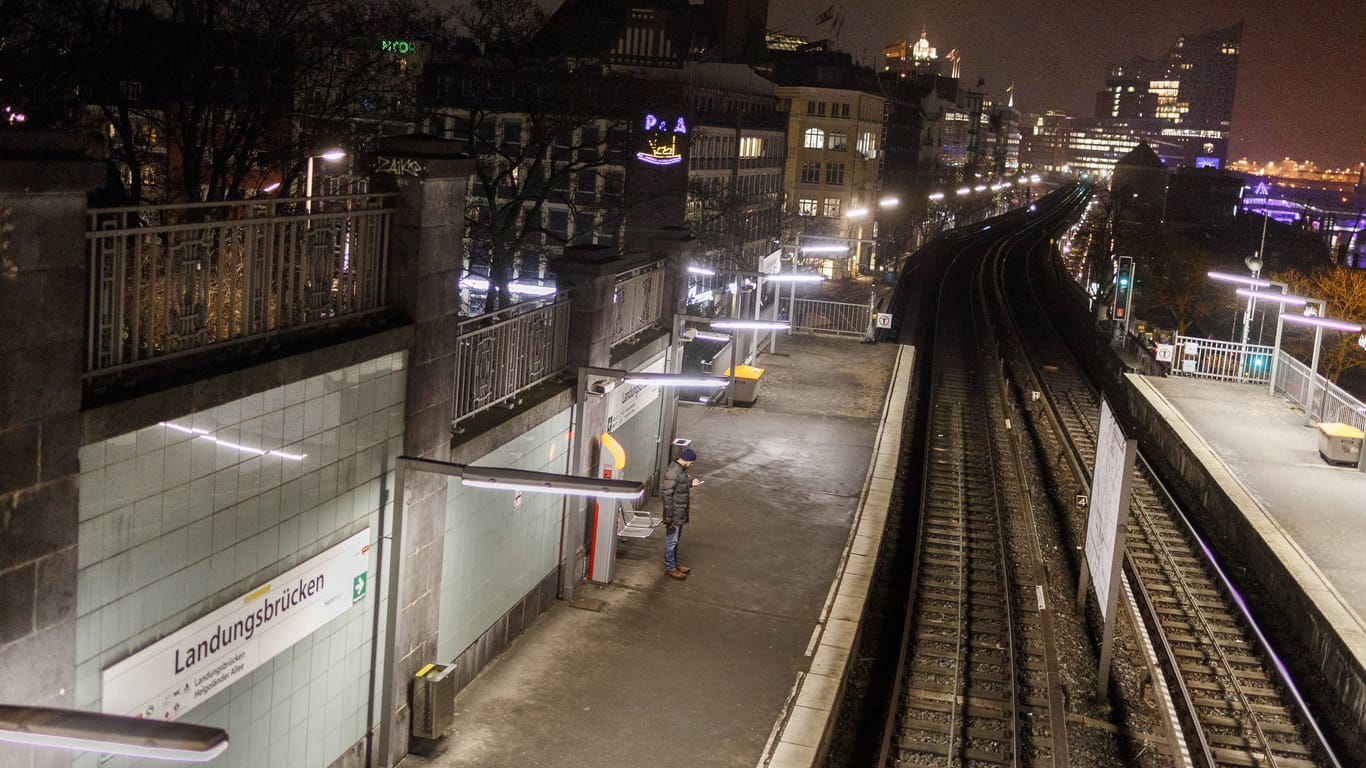 Die U-Bahnhaltestelle Landungsbrücken bei Nacht (Symbolbild): Am Zugang Hafentor wurde der Mann beschimpft.
