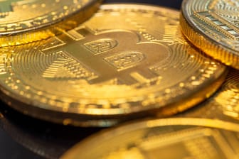 Bitcoin (Symbolbild): Der Kurs der Kryptowährung ist auf dem höchsten Stand seit Ende 2021.