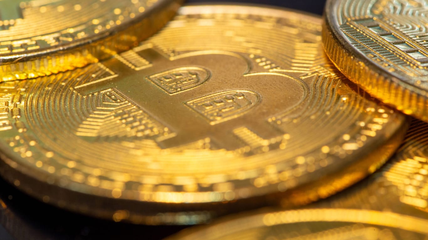 Bitcoin (Symbolbild): Der Kurs der Kryptowährung ist auf dem höchsten Stand seit Ende 2021.