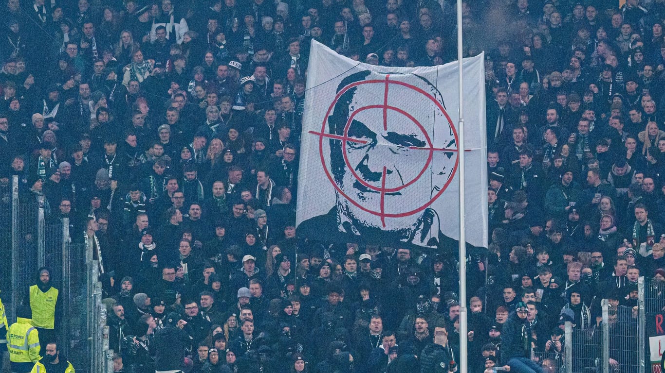 Martin Kind im Fadenkreuz: Der Hannover-Boss hat Konsequenzen wegen des Banners angedroht.