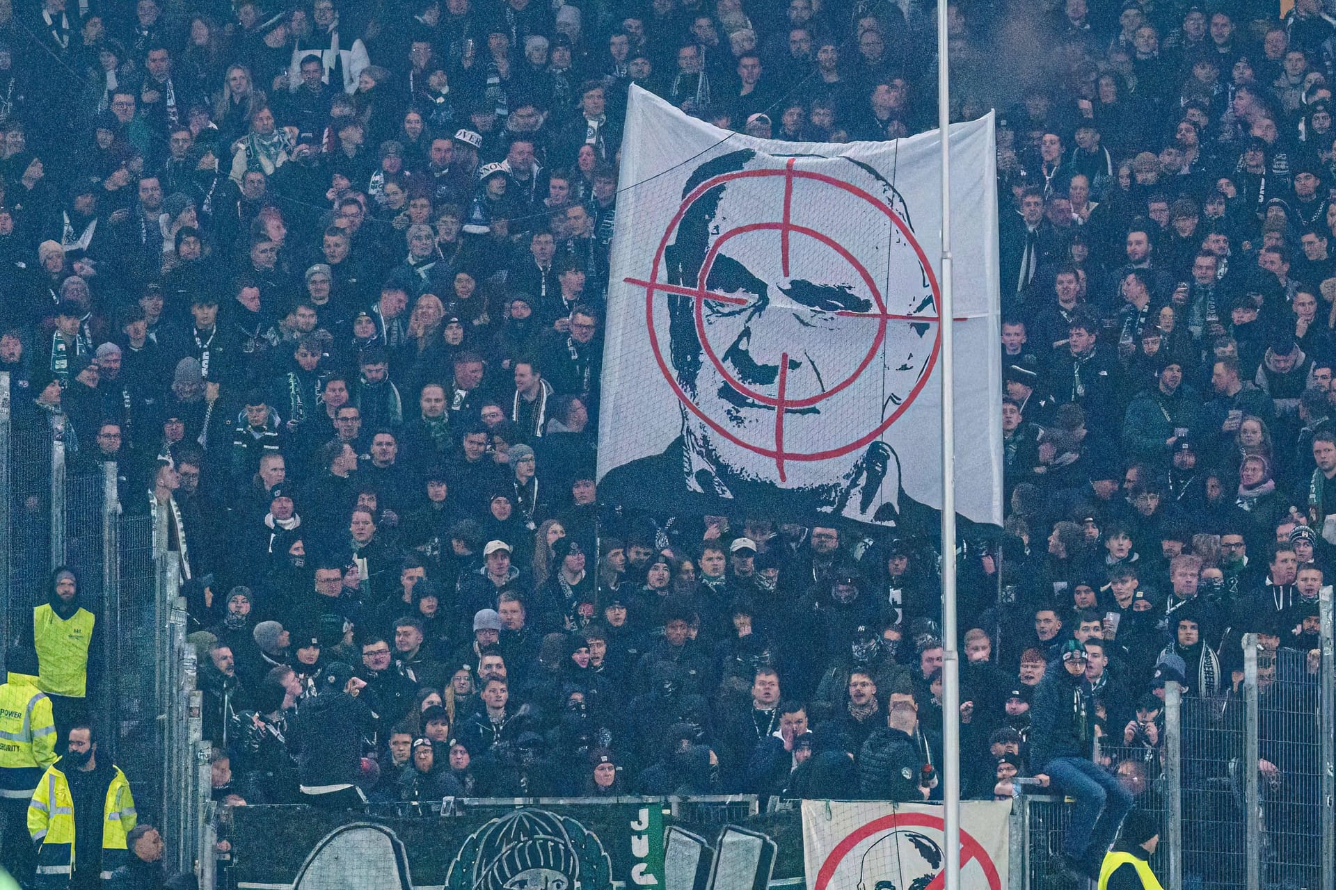 Martin Kind im Fadenkreuz: Der Hannover-Boss hat Konsequenzen wegen des Banners angedroht.