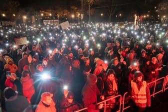 Auch bei einer ähnlichen Aktion in Wien haben sich zahlreiche Menschen versammelt, um ein Zeichen für die Demokratie zu setzen.
