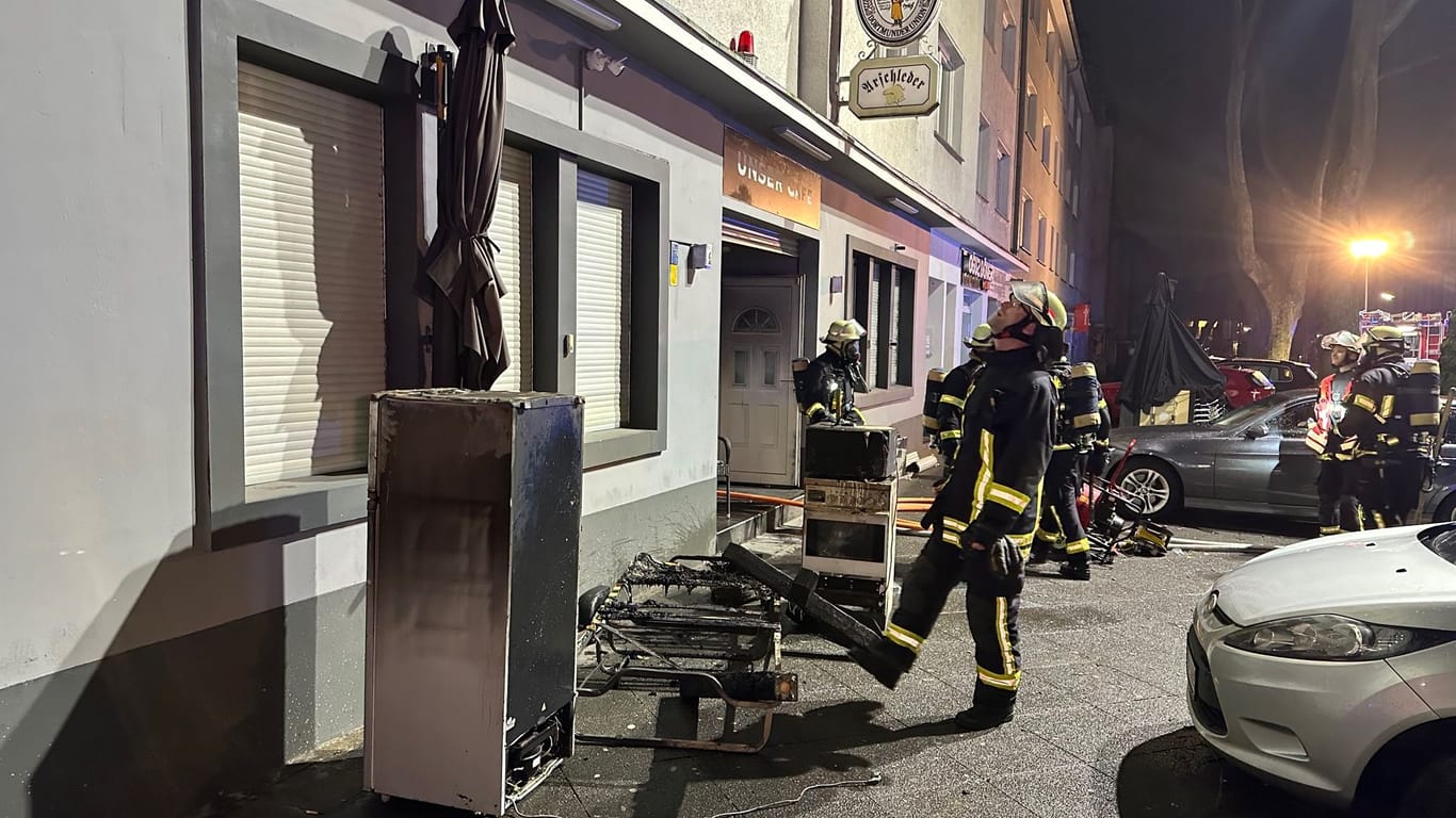 Brandbekämpfung in einem Café in der Dortmunder Nordstadt: Anwohner blieben unverletzt.