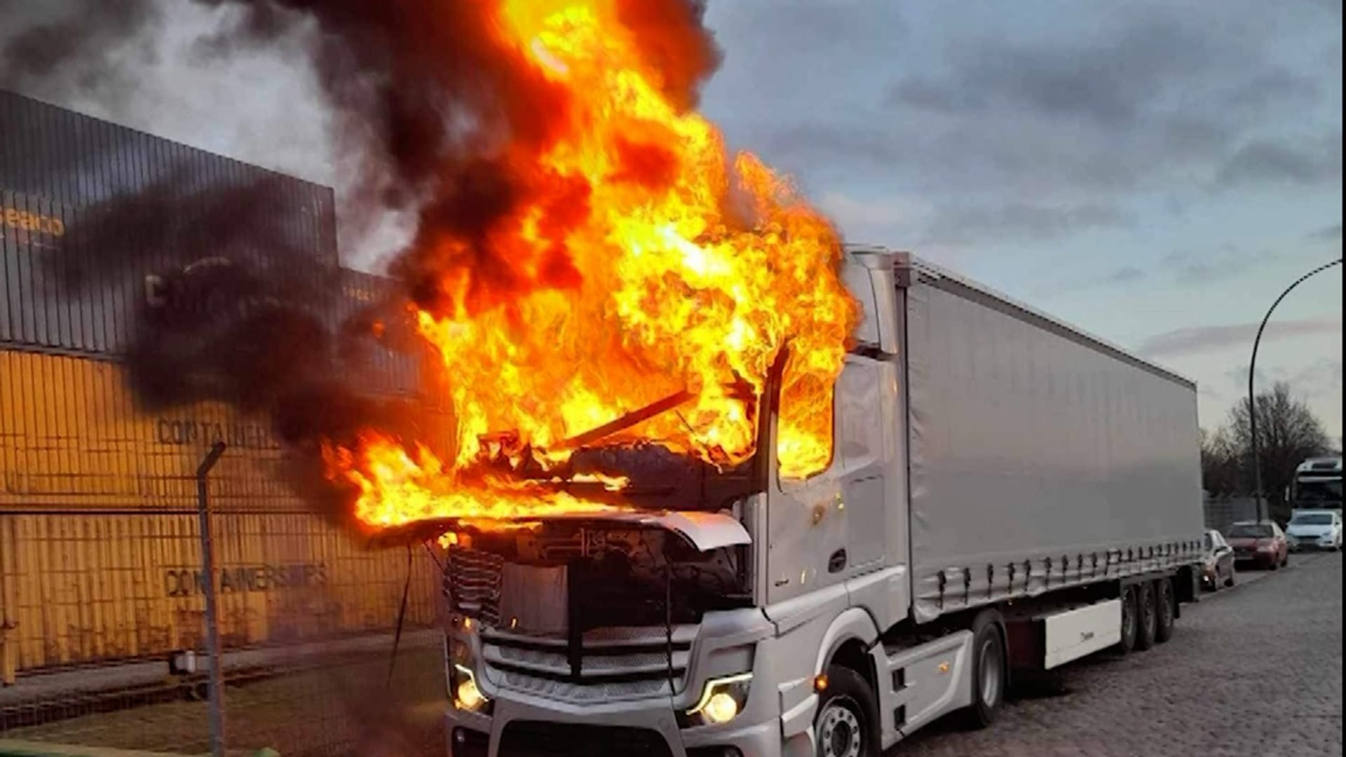 Lkw brennt am Hamburger Hafen