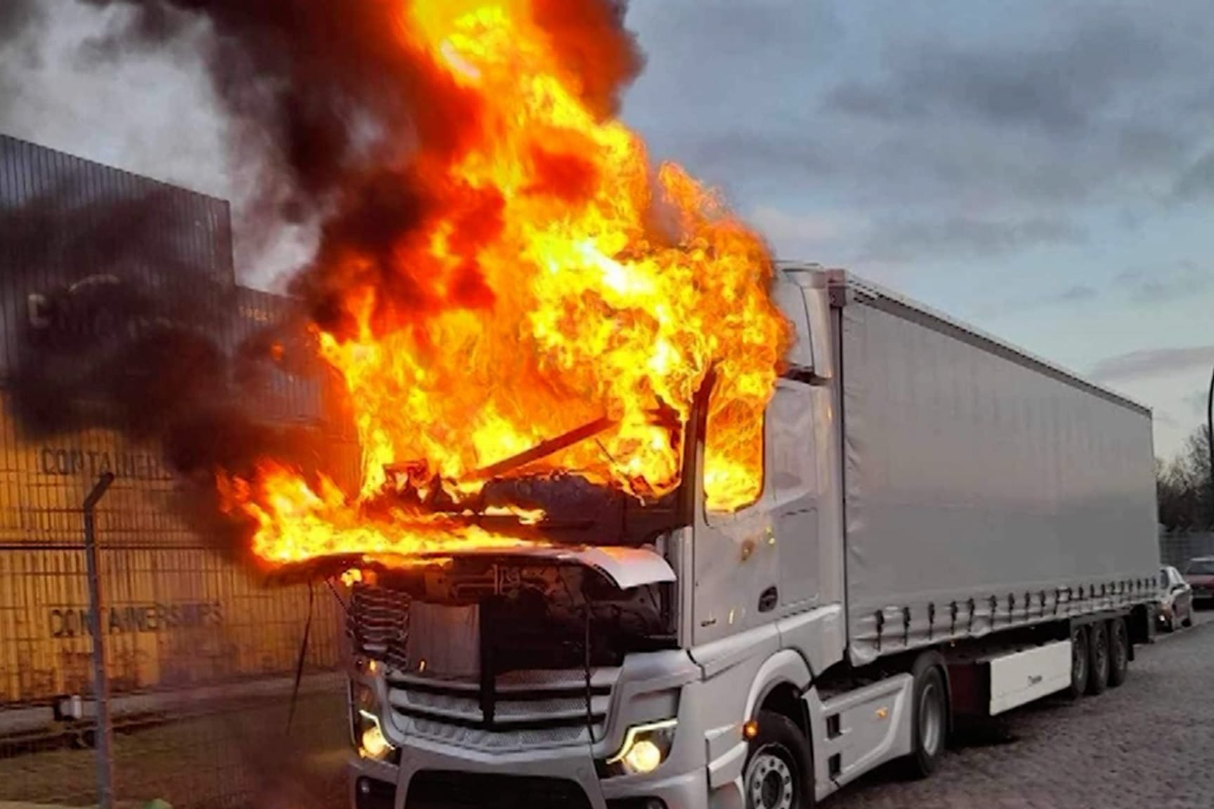 Lkw brennt am Hamburger Hafen