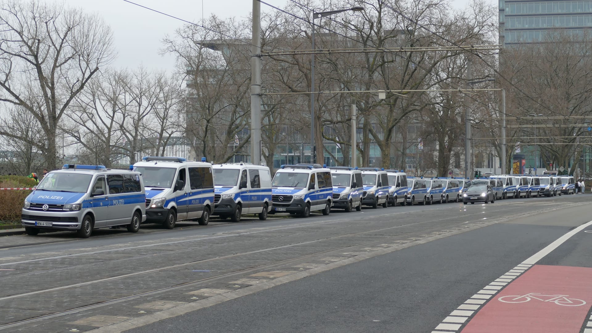 Die Polizei war mit einem Großaufgebot vor Ort.