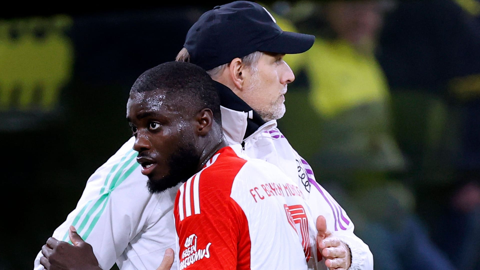 Dayot Upamecano neben Thomas Tuchel: Der Innenverteidiger bekam zum zweiten Mal binnen weniger Tage einen Platzverweis.