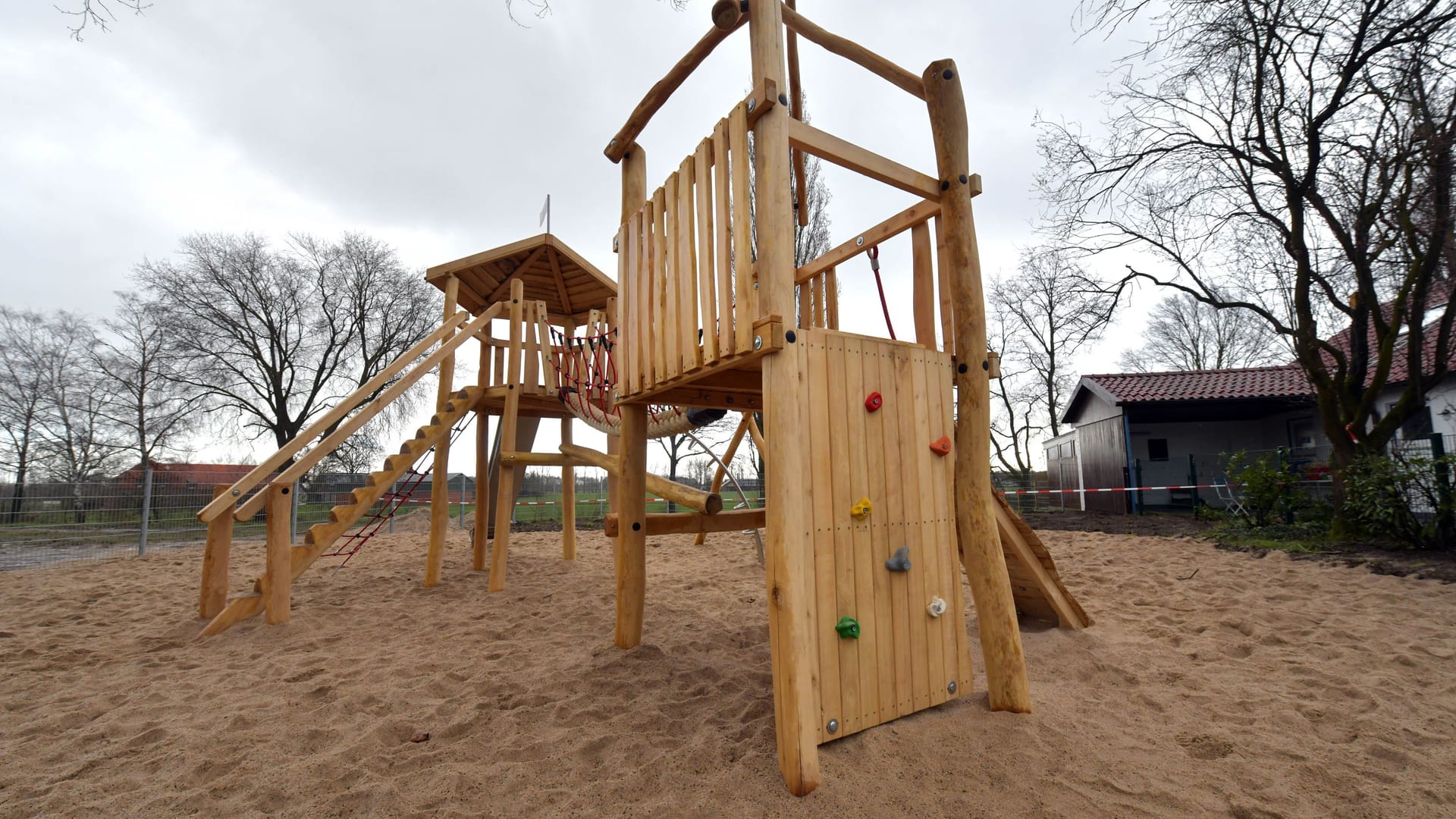 Ein Spielplatz mit Sand (Symbolbild): Immer wieder kommt es zu Messerfunden in Bremen. Ein Spielplatz mit Sand (Symbolbild): Immer wieder kommt es zu Messerfunden in Bremen.