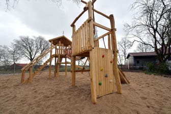Ein Spielplatz mit Sand (Symbolbild): Immer wieder kommt es zu Messerfunden in Bremen.