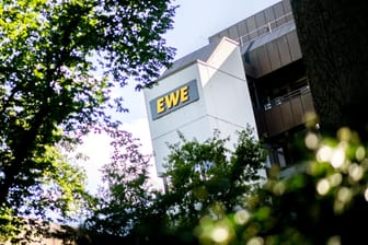 Das Logo des Unternehmens EWE prangt an der Hauptverwaltung in Oldenburg (Archivfoto): Insbesondere für Gaskunden wird es deutlich teurer.