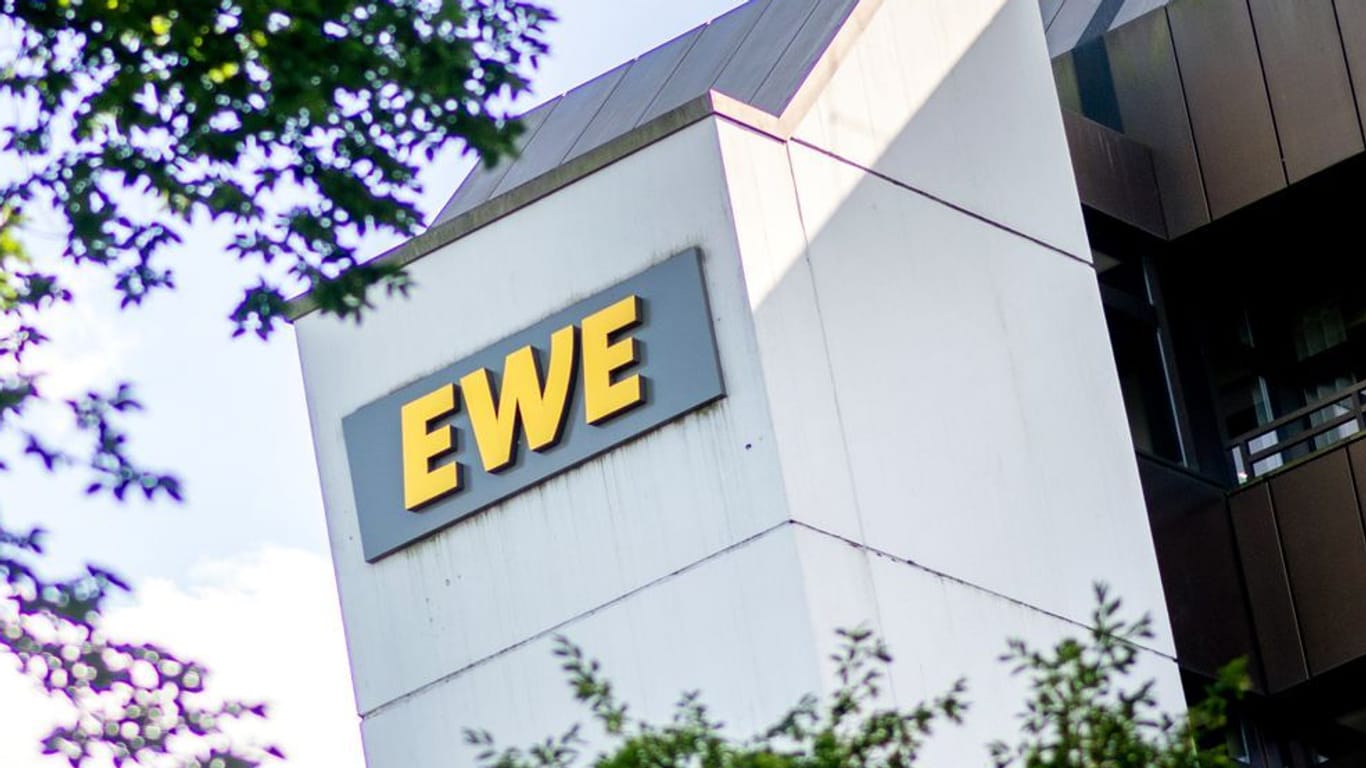 Das Logo des Unternehmens EWE prangt an der Hauptverwaltung in Oldenburg (Archivfoto): Insbesondere für Gaskunden wird es deutlich teurer.