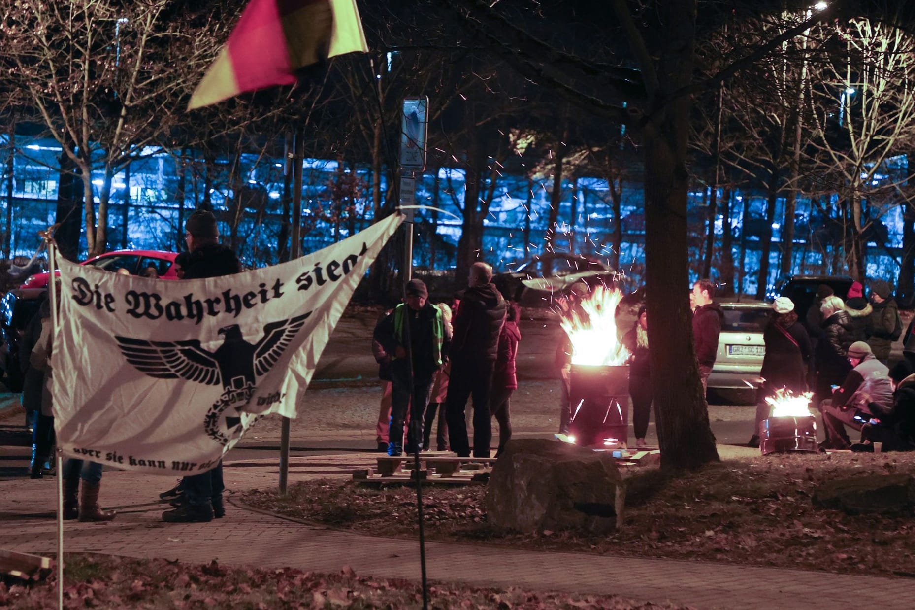 Demonstranten blockierten in Gera die Auffahrt zu einer Flüchtlingsunterkunft.