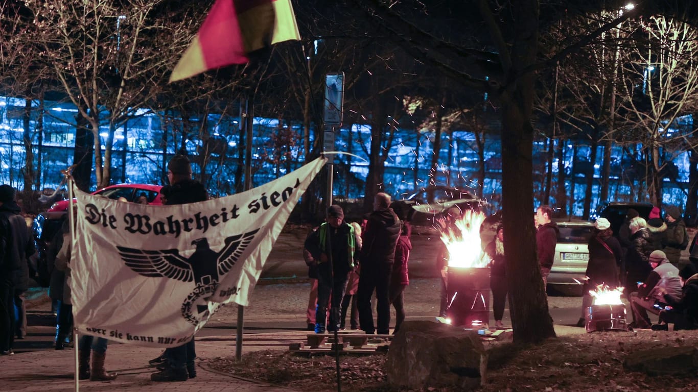 Demonstranten blockierten in Gera die Auffahrt zu einer Flüchtlingsunterkunft.