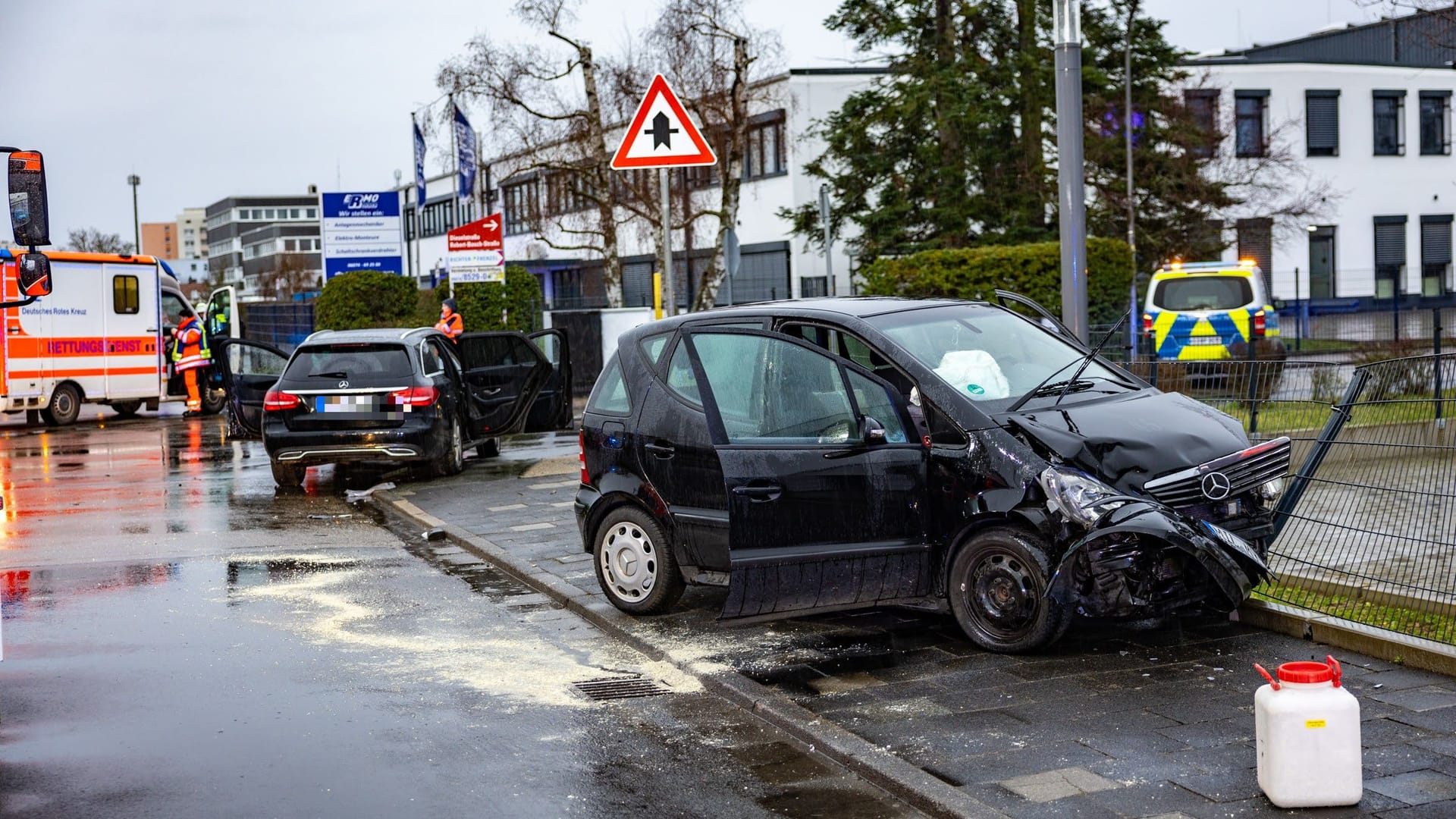 Crash in Dietzenbach: Alle Verletzten mussten ins Krankenhaus gebracht werden.