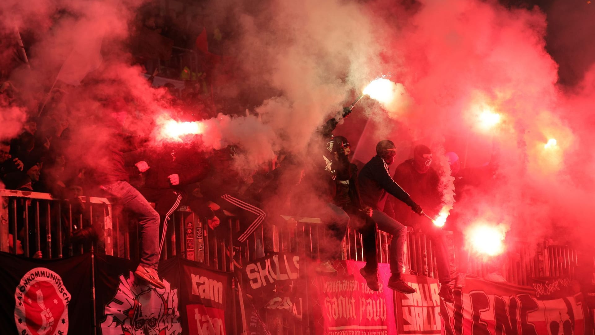 Fußballfans brennen bei einem Fußballspiel Bengalos ab (Symbolbild): Die Gewerkschaft der Polizei hat Vorschläge gemacht, um auf Gewaltausbrüche bei der Fußball-EM zu reagieren. Fußballfans brennen bei einem Fußballspiel Bengalos ab (Symbolbild): Die Gewerkschaft der Polizei hat Vorschläge gemacht, um auf Gewaltausbrüche bei der Fußball-EM zu reagieren.