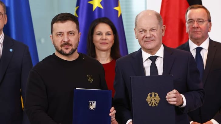 Ukrainischer Präsident Selenskyj (l.) beim Unterzeichnen der Sicherheitsvereinbarung mit Kanzler Scholz (r.) in Berlin: Scholz arbeitet seit Wochen am Image des europäischen Antreibers.