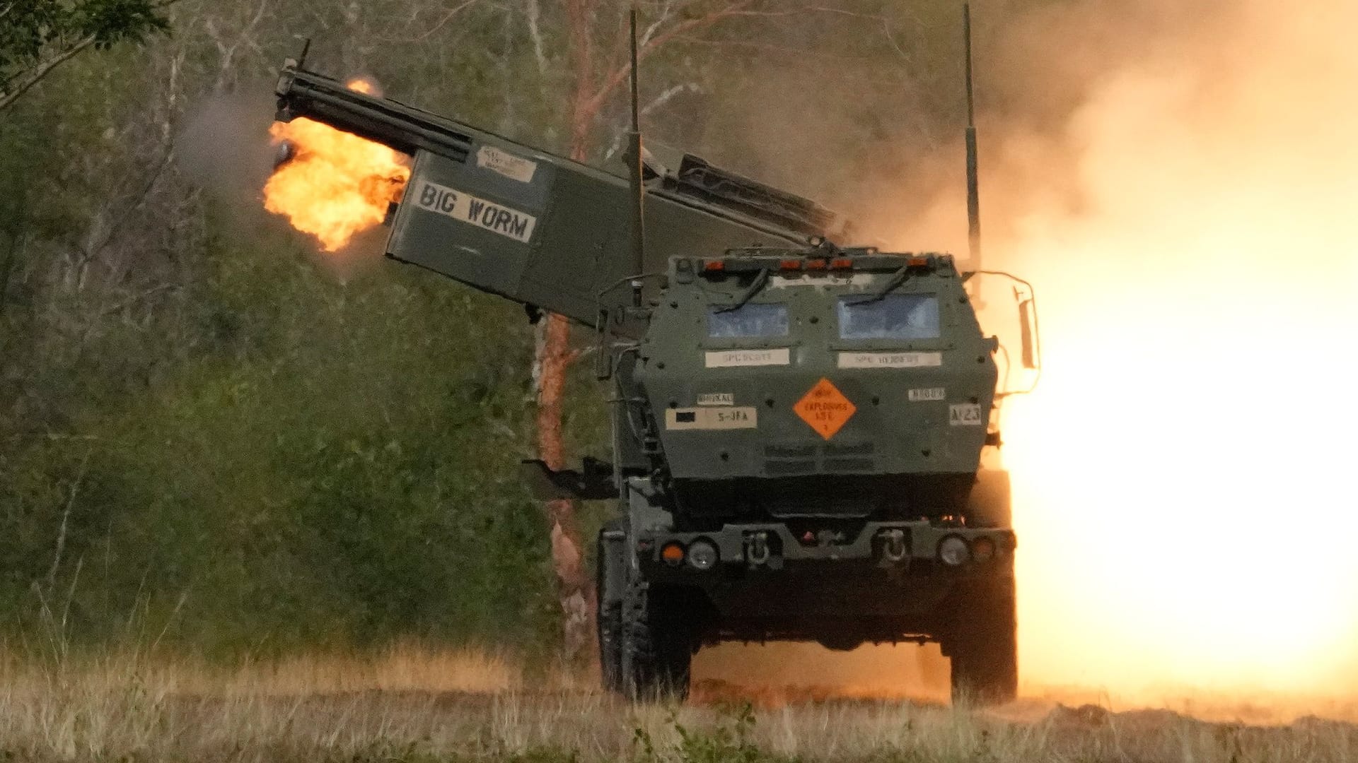 Ein US-amerikanischer Mehrfachraketenwerfer vom Typ Himars (Archivbild): Die Ukraine soll mit der US-Waffe dutzende russische Soldaten getötet haben.