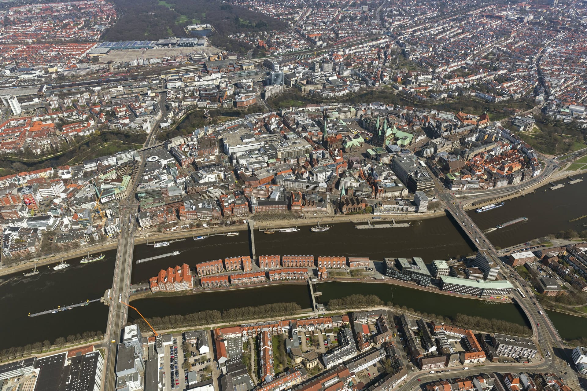 Bremens Innenstadt aus der Luft (Archivfoto): Mitten in der City steht das Parkhaus Mitte – in den kommenden Jahren soll es abgerissen und ersetzt werden.