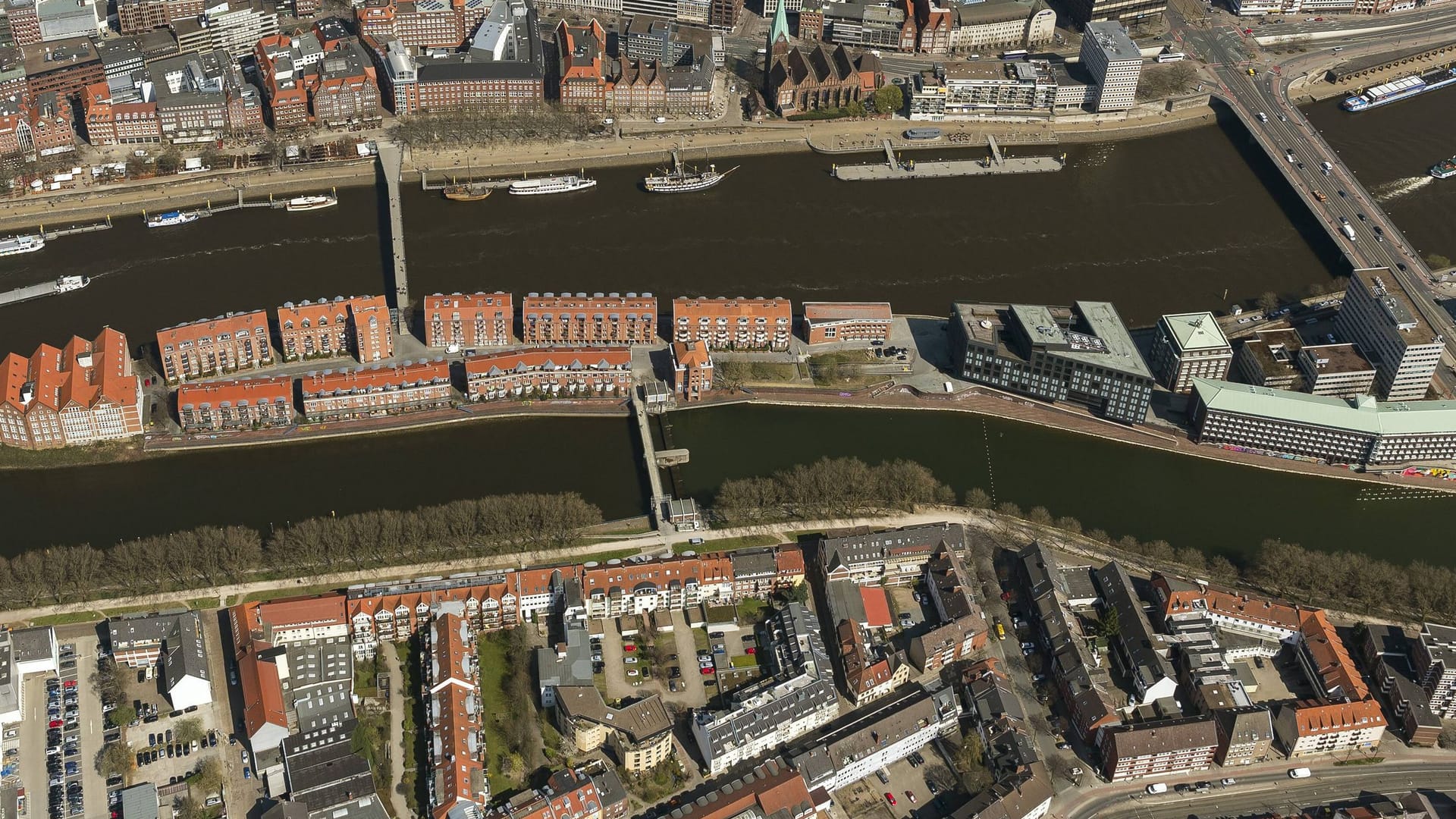 Weser in Bremen aus der Luft (Archivfoto): Die neue Anlage soll bis zu 600 Wohnungen und ein angrenzendes Gewerbegebiet mit Strom versorgen können. Weser in Bremen aus der Luft (Archivfoto): Die neue Anlage soll bis zu 600 Wohnungen und ein angrenzendes Gewerbegebiet mit Strom versorgen können.