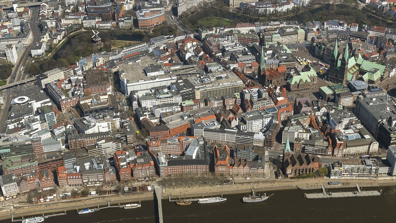 Bremens Innenstadt aus der Luft (Archivfoto): Mitten in der City steht das Parkhaus Mitte – in den kommenden Jahren soll es abgerissen und ersetzt werden.