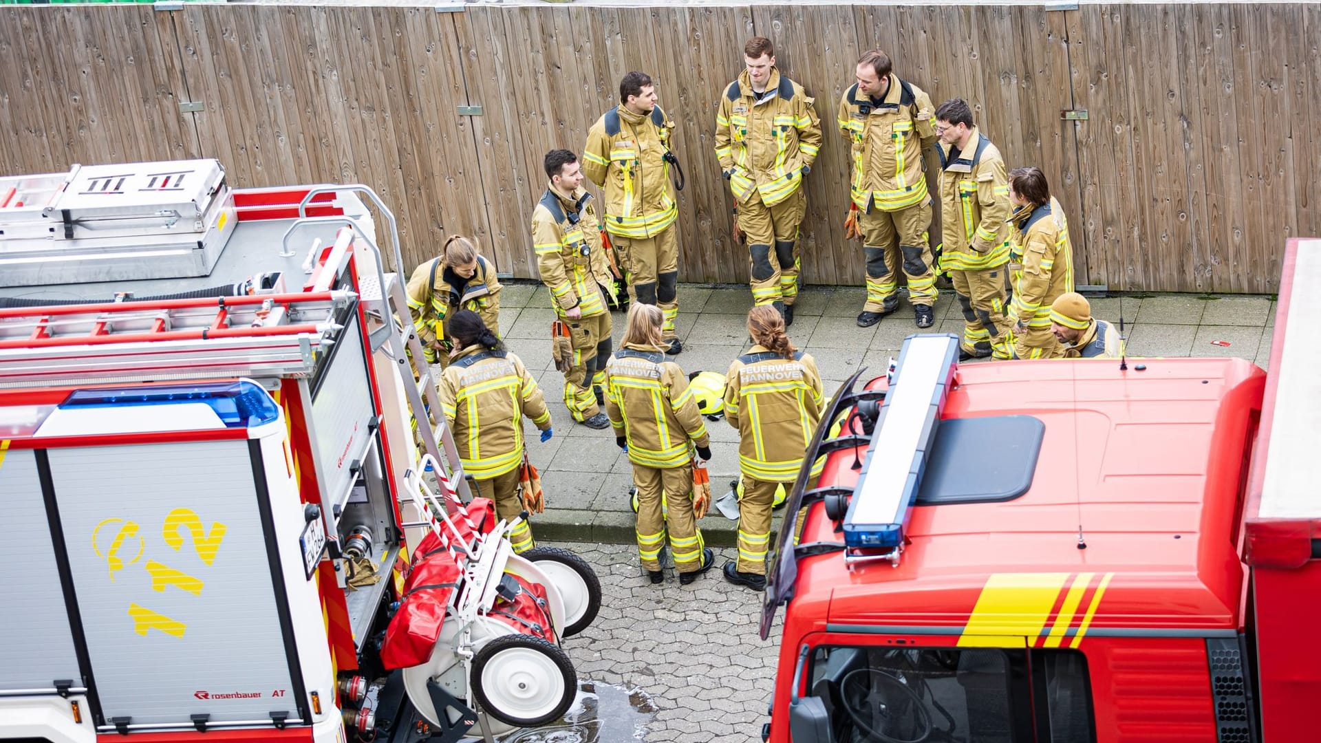 Hannover: Einsatzkräfte der Feuerwehr stehen vor dem Gelände einer Großbaustelle im Stadtteil Mitte zusammen. Hier wurde ein Bauarbeiter am Samstagvormittag verschüttet.