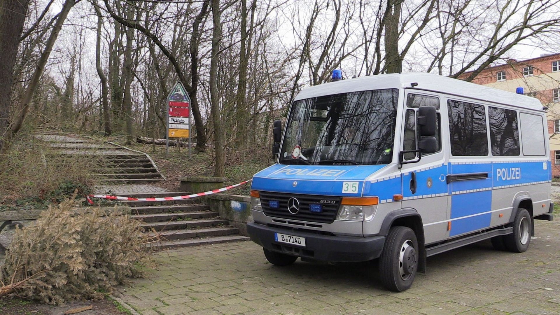 Polizeifahrzeug: Ein Treppenbereich, der in den Park führt, ist abgesperrt.