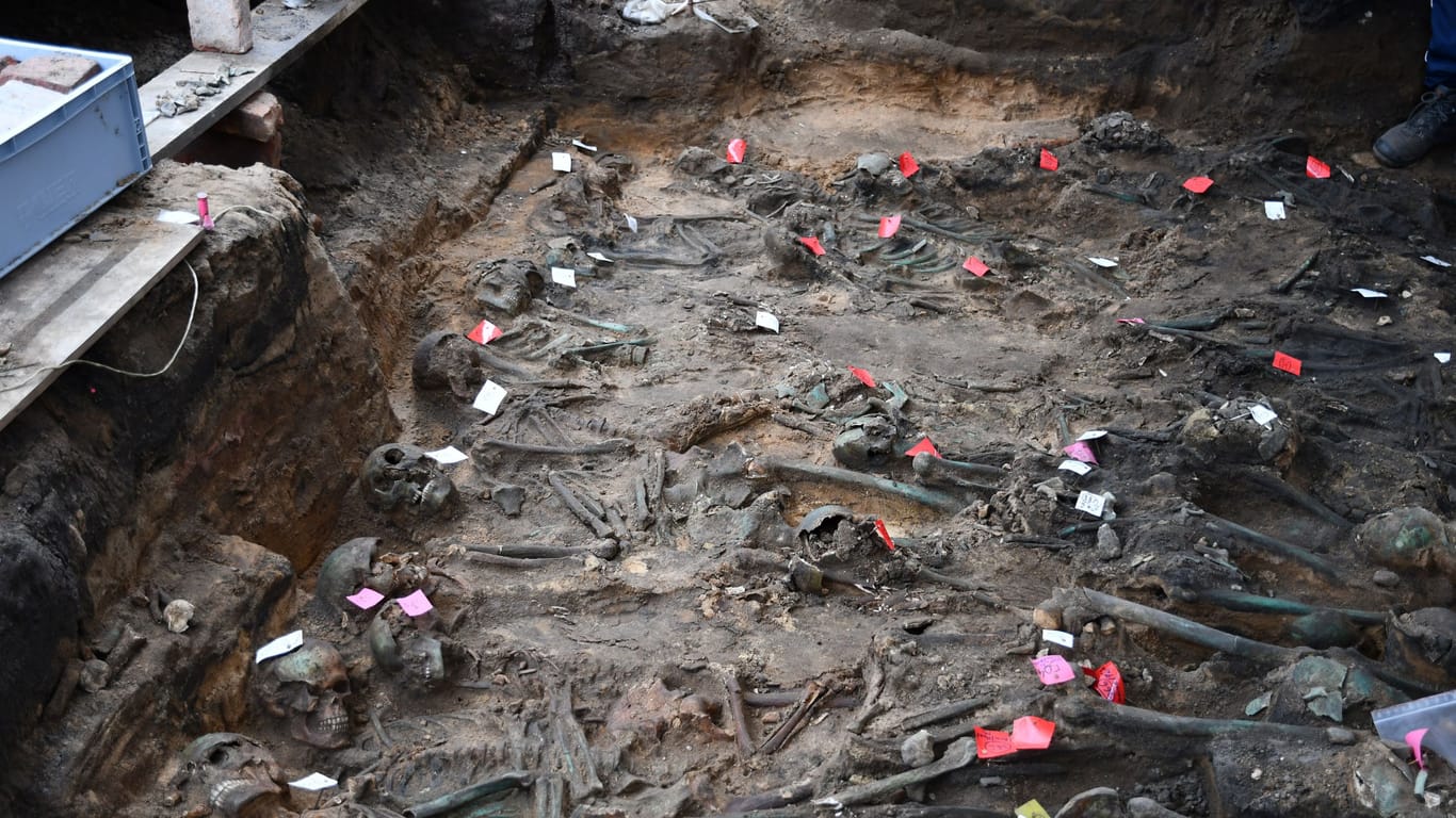 Ein Massengrab in Nürnberg: Auf einer Baustelle wurden acht solche Gräber gefunden – hier könnten weit mehr als 1.000 Pesttote vergraben worden sein.