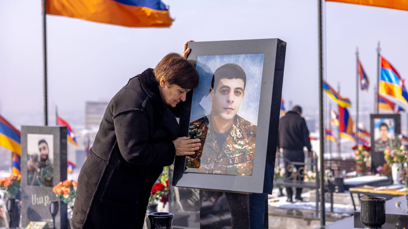 Eine Armenierin gedenkt einem im Krieg von 2020 getöteten Soldaten: Die Kaukasus-Nation fürchtet einen erneuten Angriff des Nachbarlands Aserbaidschan.