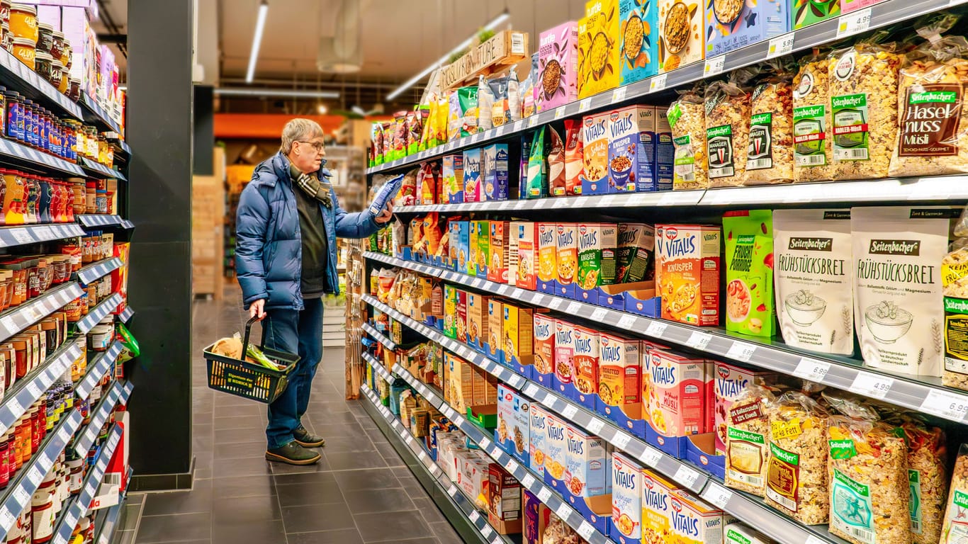 Einkäufer in einer Edeka-Filiale (Symbolfoto): Das Unternehmen positioniert sich in Werbeanzeigen politisch.