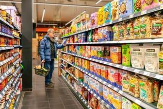 Einkäufer in einer Edeka-Filiale (Symbolfoto): Das Unternehmen positioniert sich in Werbeanzeigen politisch.