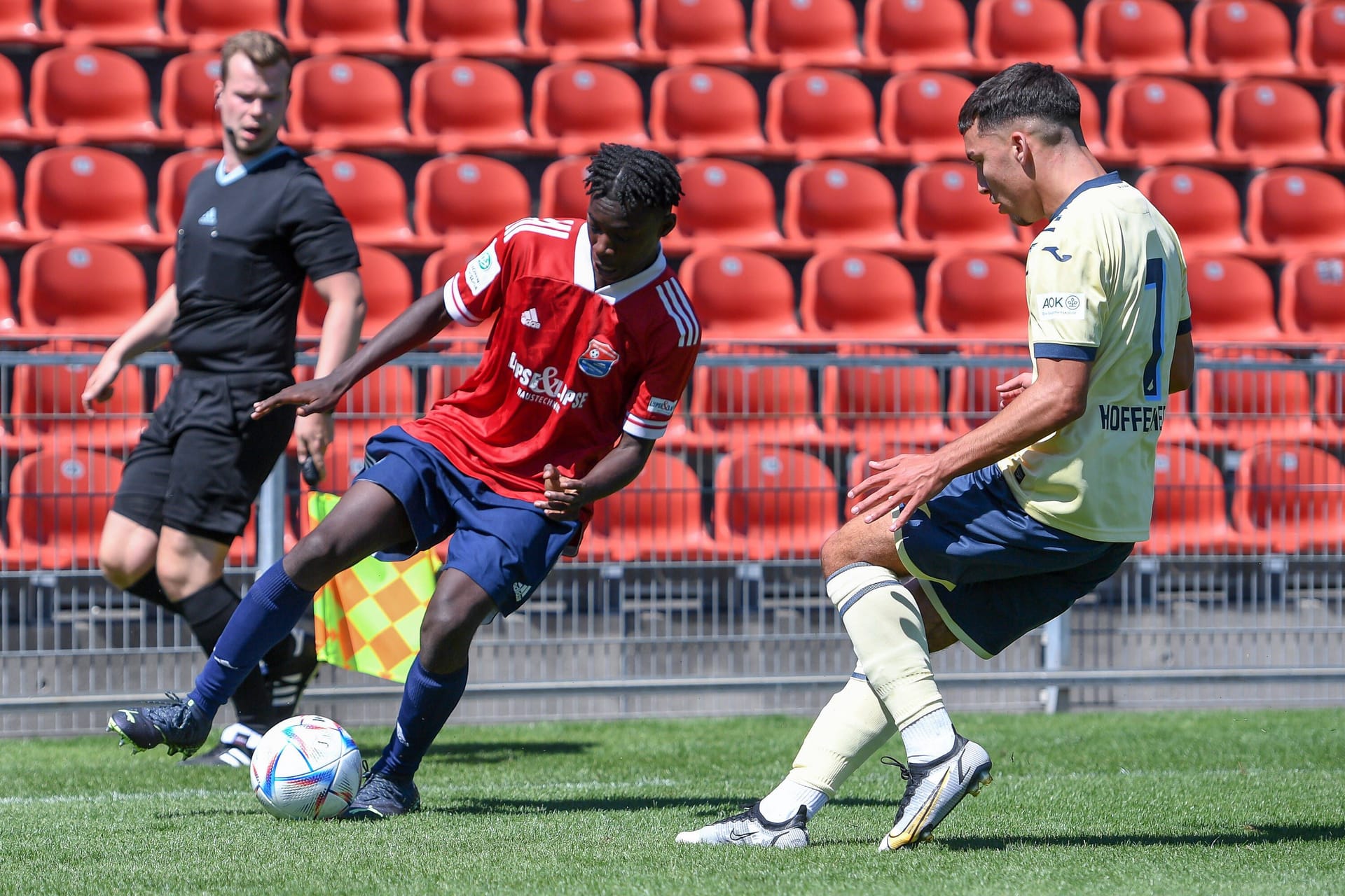 Unterhachings Gibson Nana Adu (l.) in einem Spiel der U17-Bundesliga gegen Hoffenheims Aziz Alagi. Am Samstag gab der Nachwuchsstürmer sein Debüt in der 3. Liga.