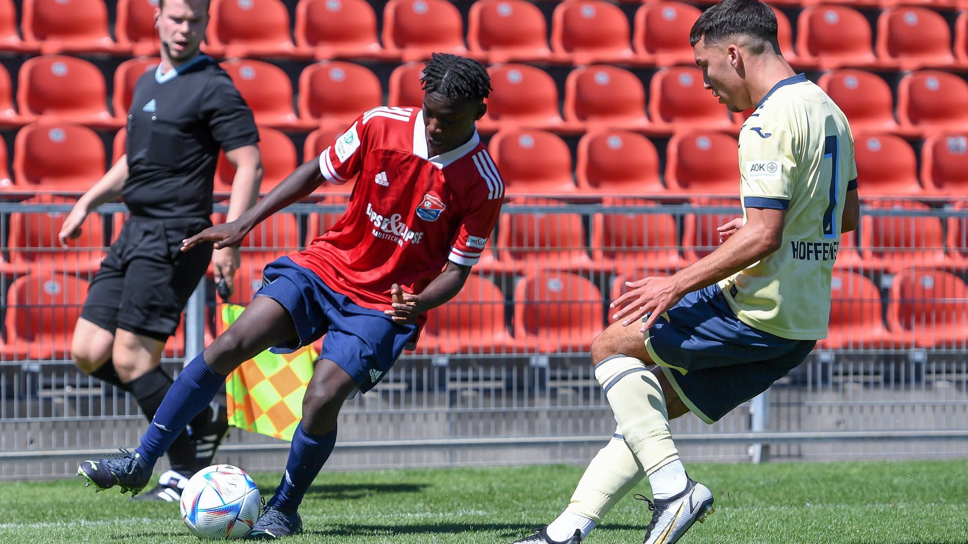 Unterhachings Gibson Nana Adu (l.) in einem Spiel der U17-Bundesliga gegen Hoffenheims Aziz Alagi. Am Samstag gab der Nachwuchsstürmer sein Debüt in der 3. Liga.