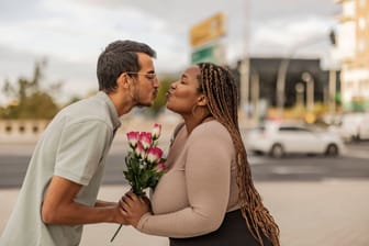 Ein Paar küsst sich (Symbolbild): Am 14. Februar ist Valentinstag.