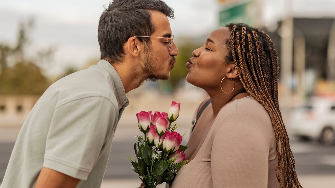 Ein Paar küsst sich (Symbolbild): Am 14. Februar ist Valentinstag.