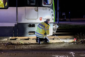 Polizist untersucht die Unfallstelle in der Podbielskistraße: Eine Frau kam mit schwersten Verletzungen ins Krankenhaus.