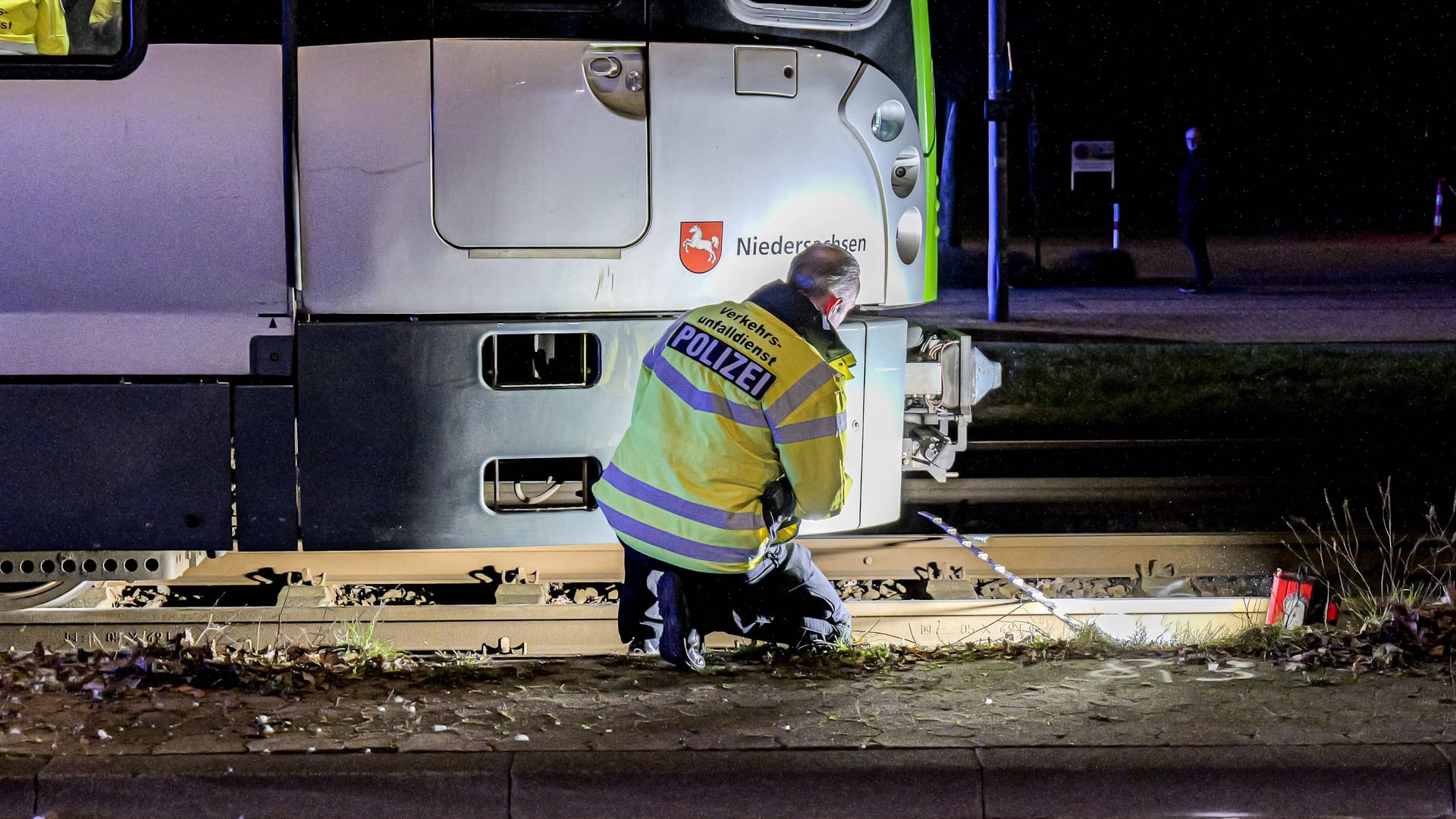 Polizist untersucht die Unfallstelle in der Podbielskistraße: Eine Frau kam mit schwersten Verletzungen ins Krankenhaus.