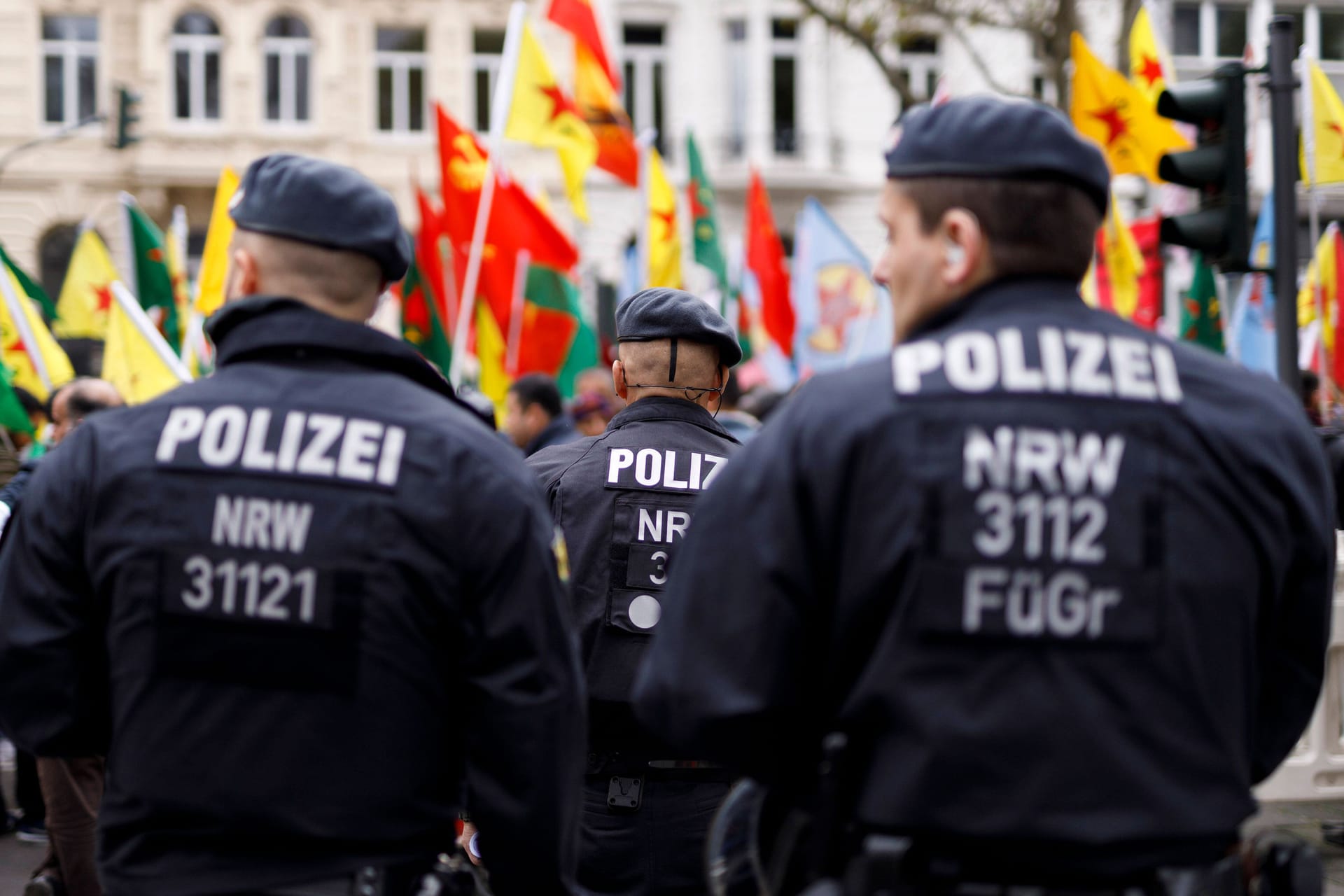 Demonstration gegen die türkische Militäroffensive gegen Kurden in Nordsyrien in Köln (Archivbild): Am Samstag soll in der Innenstadt eine Großdemo von Anhängern der PKK stattfinden.