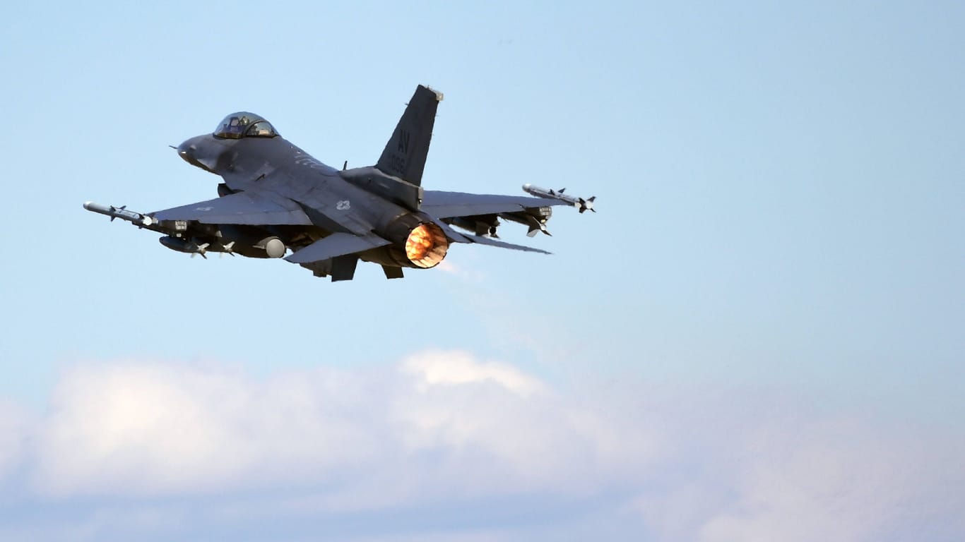 Eine amerikanische F-16-Maschine bei einem Übungsflug (Archivbild).
