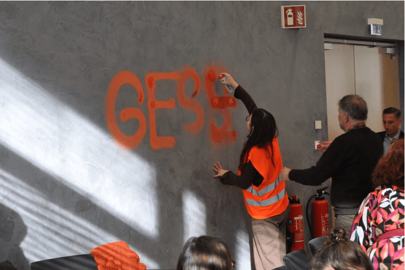 Dieses Foto veröffentlichten die Aktivisten von ihrem Protest im Regionshaus Hannover im Frühjahr 2023.