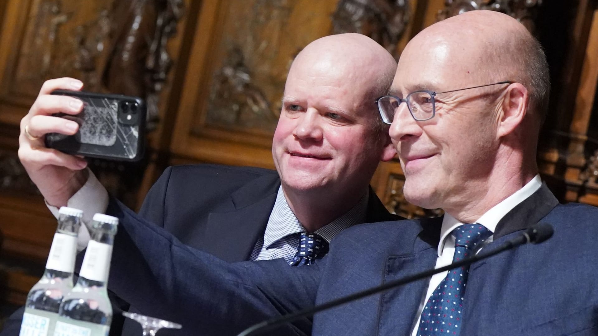 Zeigen sich gerne nebeneinander: CDU-Politiker Ulrich Vosgerau (links) mit dem AfD-Fraktionsvorsitzenden Alexander Wolf im Hamburger Rathaus. Zeigen sich gerne nebeneinander: CDU-Politiker Ulrich Vosgerau (links) mit dem AfD-Fraktionsvorsitzenden Alexander Wolf im Hamburger Rathaus.