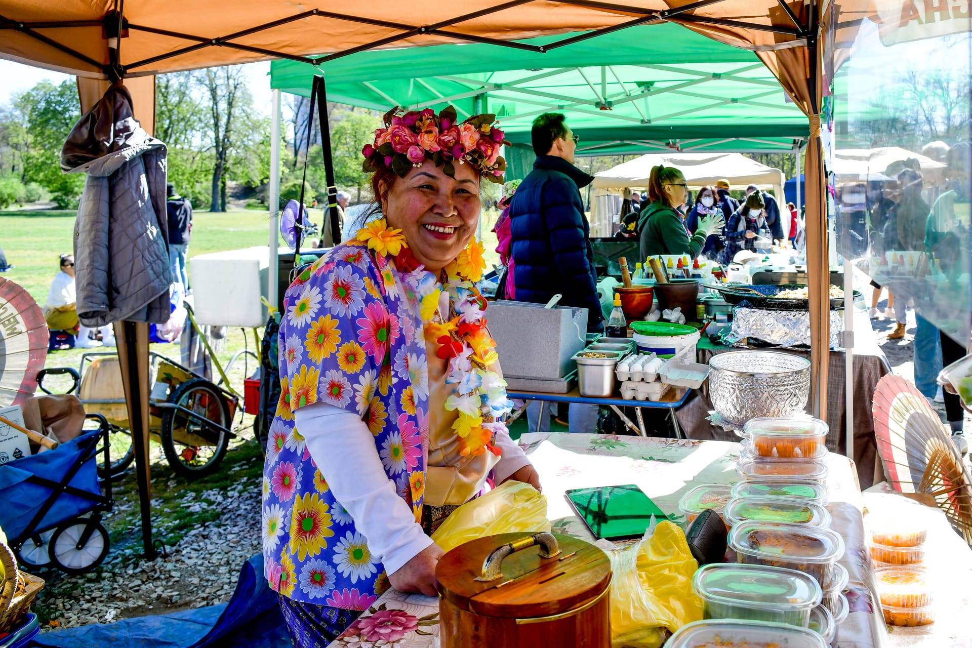 Eine Frau steht hinter einem Verkaufsstand im Thai-Markt in Berlin-Wilmersdorf: Der thailändische Streetfood-Markt nach vielen Jahren im Preußenpark künftig woanders stattfinden.