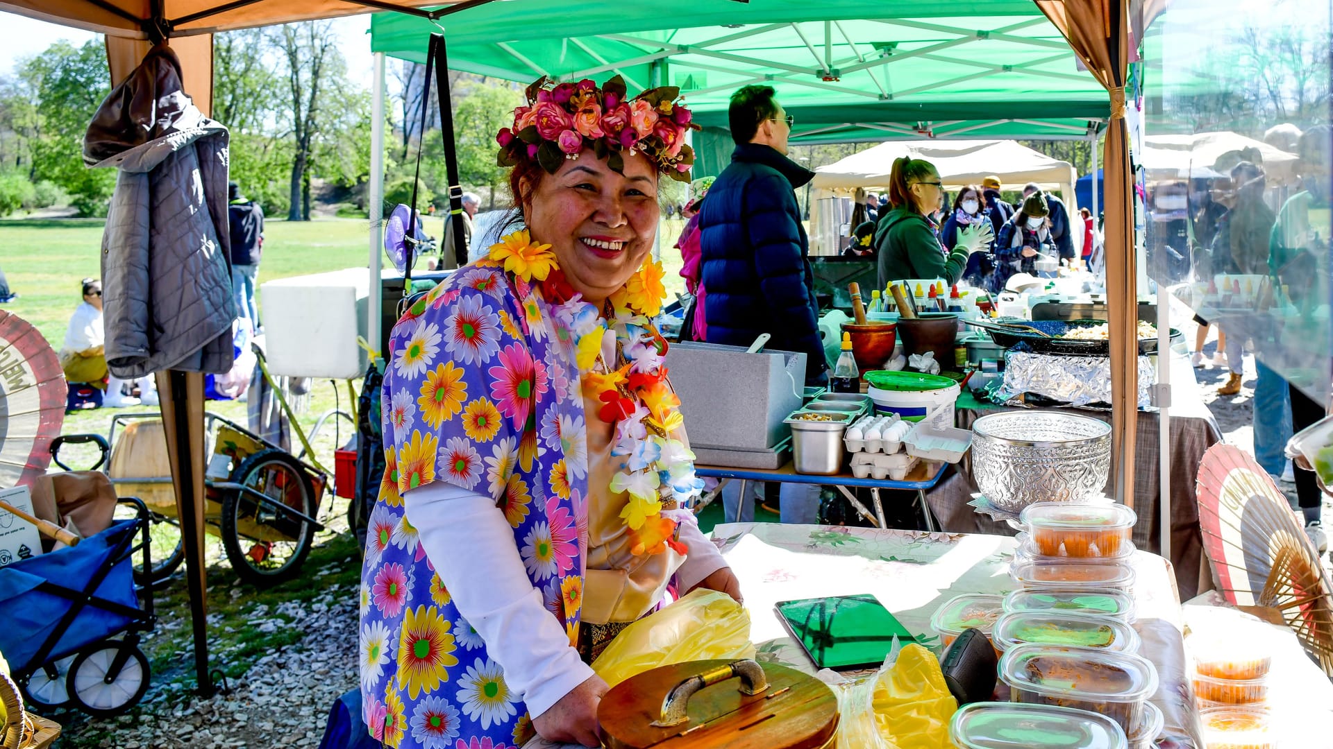 Eine Frau steht hinter einem Verkaufsstand im Thai-Markt in Berlin-Wilmersdorf: Der thailändische Streetfood-Markt nach vielen Jahren im Preußenpark künftig woanders stattfinden.