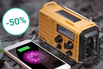 50 Prozent Rabatt bei Amazon: Das beliebte Notfallradio kann über Solar, den Akku oder eine Handkurbel betrieben werden.