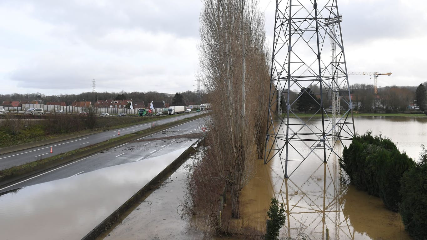 Eine Straße, die zum Dorf Blendecques führt, ist gesperrt, da der Fluss Aa das Gebiet überflutet: Ein Mann wurde samt Auto von den Wassermassen in den Tod gerissen.