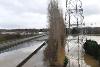 Eine Straße, die zum Dorf Blendecques führt, ist gesperrt, da der Fluss Aa das Gebiet überflutet: Ein Mann wurde samt Auto von den Wassermassen in den Tod gerissen.