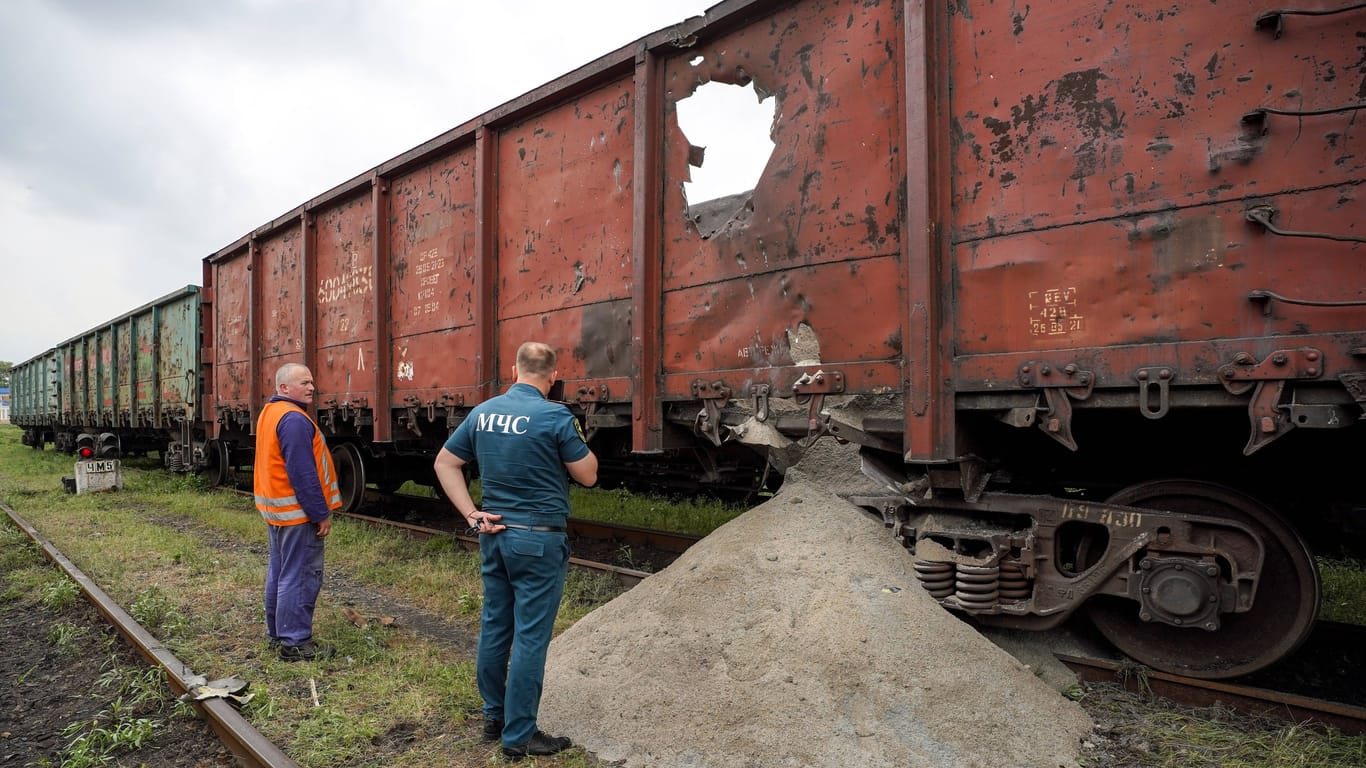 Ukrainische Güterwagons in der besetzten Region Donezk (Archivbild): Mit 2.100 solcher Wagons sollen russische Soldaten einen Wall gebaut haben.