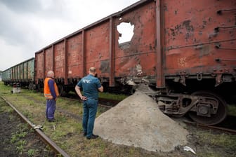 Ukrainische Güterwagons in der besetzten Region Donezk (Archivbild): Mit 2.100 solcher Wagons sollen russische Soldaten einen Wall gebaut haben.